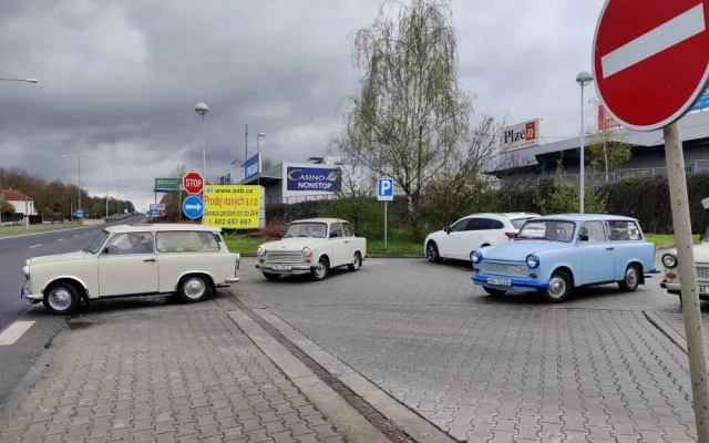 Příznivci dvoutaktních motorů se vydali na svou první neoficiální vyjížďku