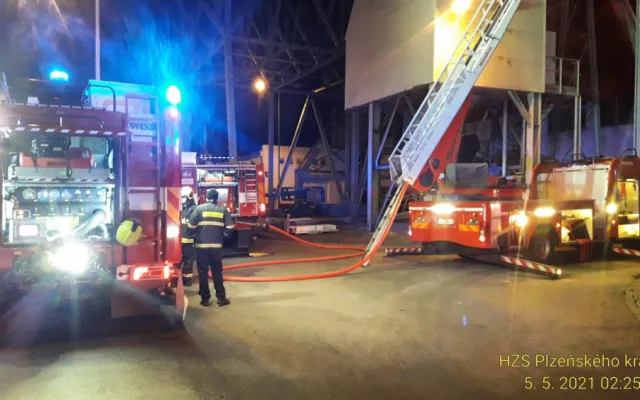 Hasiči zasahovali u požáru v Plzeňské teplárenské, dodávky tepla nejsou v ohrožení