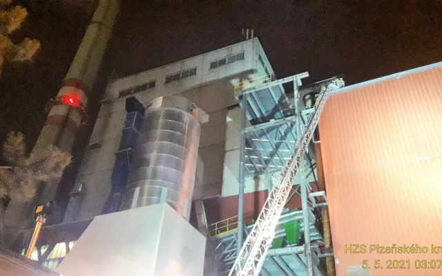 Hasiči zasahovali u požáru v Plzeňské teplárenské, dodávky tepla nejsou v ohrožení