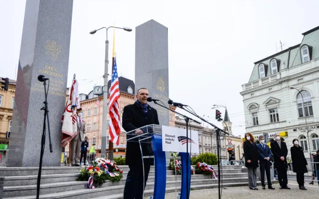 Pietní akt u památníku Díky, Ameriko! sledovali veteráni v USA v přímém přenosu