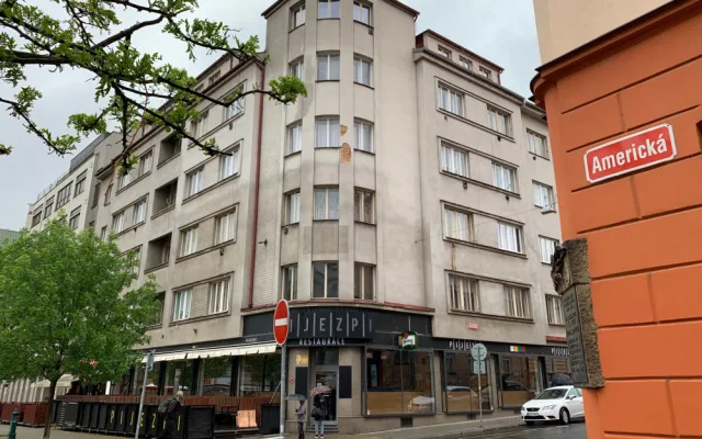 Součástí prodeje bude i tento dům, kde sídlila populární restaurace