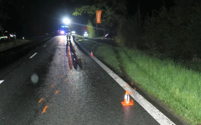 Mladý řidič Audi nezvládl jízdu na mokré silnici, narazil do stromů, do mostku a vážně se zranil