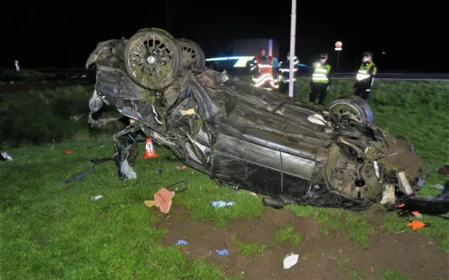 Mladý řidič Audi nezvládl jízdu na mokré silnici, narazil do stromů, do mostku a vážně se zranil