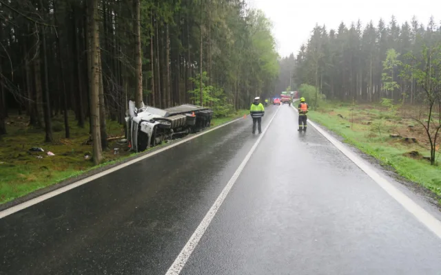 Kamion s nákladem dlažby se zřítil ze silnice, zastavil se až nárazem kabiny do stromu