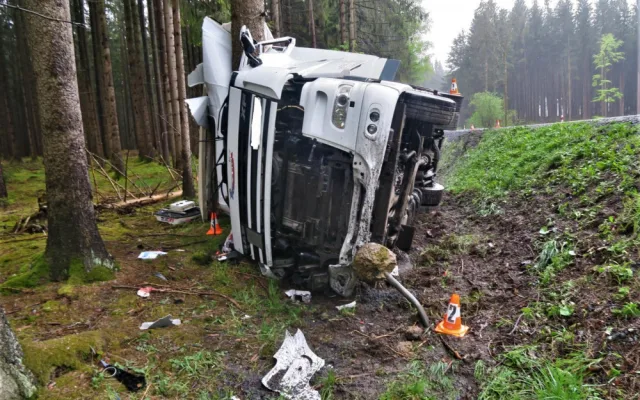 Kamion s nákladem dlažby se zřítil ze silnice, zastavil se až nárazem kabiny do stromu