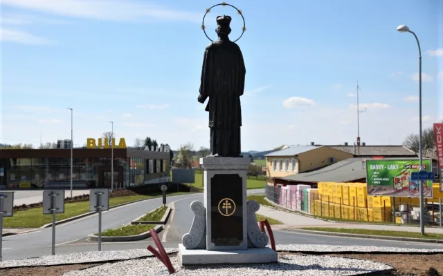 Nalezená socha Jana Nepomuckého nově hlídá kruhový objezd v Nepomuku