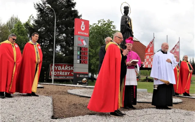 Slavnostní odhalení a žehnání sochy