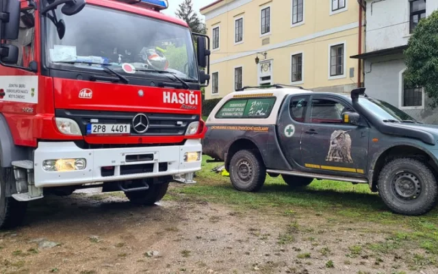 Stoupající hladina řek ohrožovala i hnízdící labutě, na pomoc jim musel vyrazit hasiči