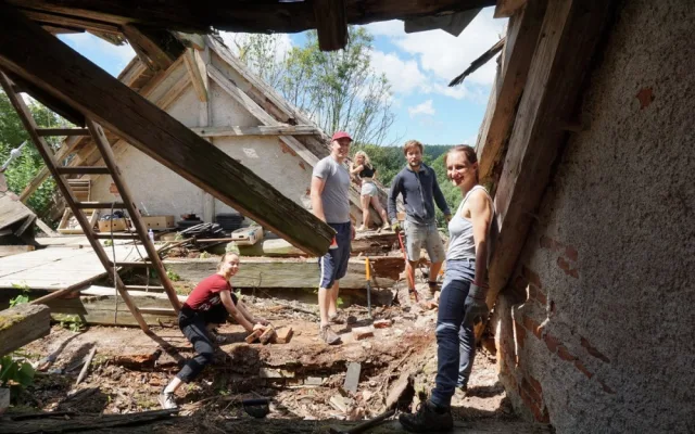 Skupina mladých nadšenců z Česka a Německa opravuje zdevastovaný kostel sv. Anny, červen 2020, foto:Česko-německé fórum mládeže/ Deutsch-tschechisches Jugendforum