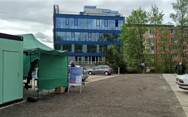 První drive-in očkovací centrum proti koronaviru má soukromá plzeňská nemocnice