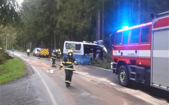 Autobus na Šumavském Špičáku vyjel ze silnice a roztříštil se o stromy