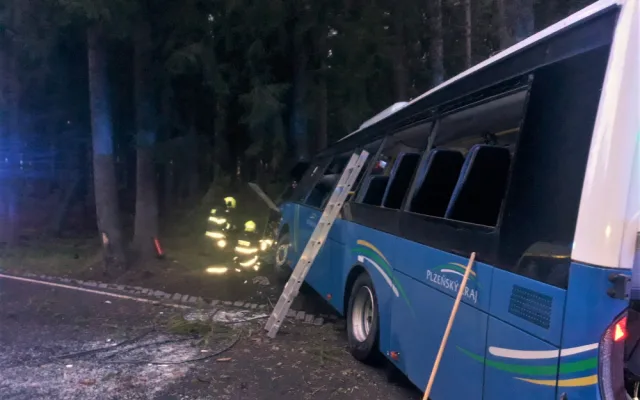 Autobus na Šumavském Špičáku vyjel ze silnice a roztříštil se o stromy