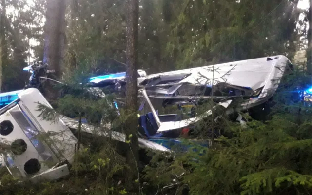 Autobus na Šumavském Špičáku vyjel ze silnice a roztříštil se o stromy