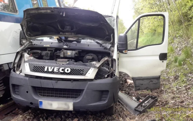 Mladý řidič dodávky zkřížil cestu osobnímu vlaku, ten jej tlačil desítky metrů před sebou