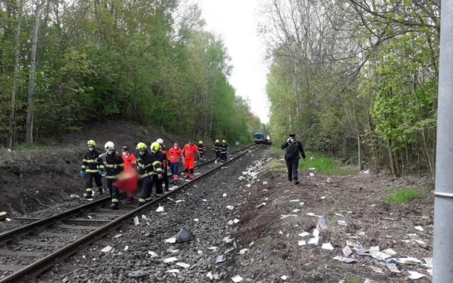 Mladý řidič dodávky zkřížil cestu osobnímu vlaku, ten jej tlačil desítky metrů před sebou