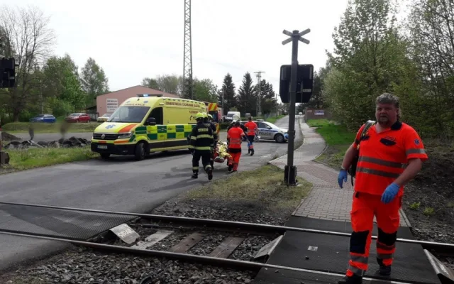 Mladý řidič dodávky zkřížil cestu osobnímu vlaku, ten ho tlačil desítky metrů před sebou