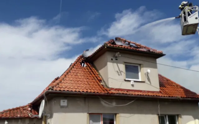 Požár střechy rodinného domu způsobil škodu za půl milionu korun