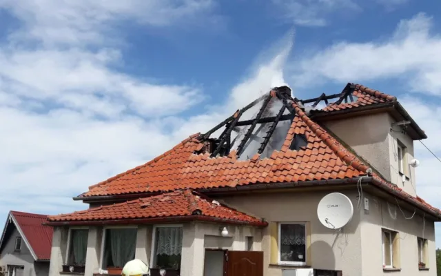 Požár střechy rodinného domu způsobil škodu za půl milionu korun