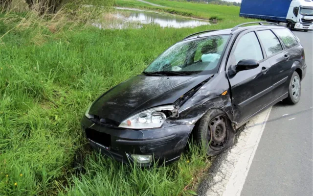 Policisté pátrají po dvojici cizinců. Utekli od nehody, kterou způsobil jeden z nich