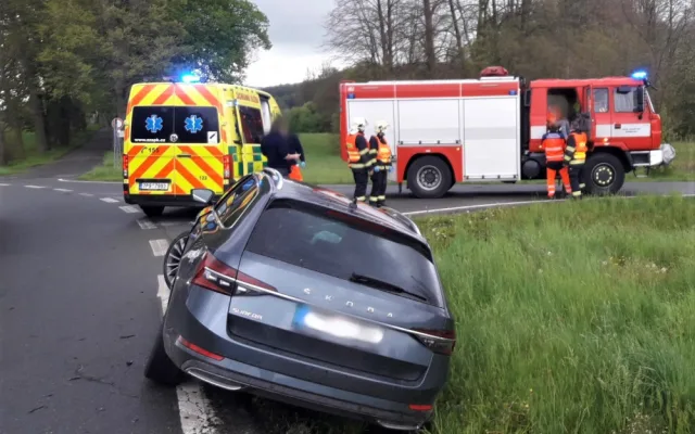 Policisté pátrají po dvojici cizinců. Utekli od nehody, kterou způsobil jeden z nich