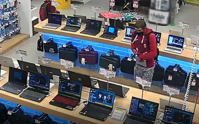 Kamera zachytila muže, jak si kradený notebook strká do kalhot, teď po něm pátrá policie