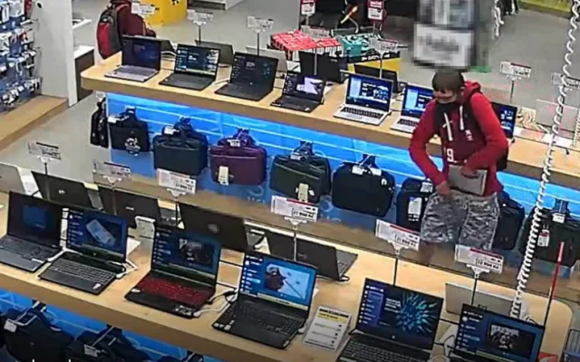 Kamera zachytila muže, jak si kradený notebook strká do kalhot, teď po něm pátrá policie