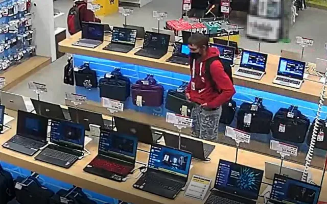 Kamera zachytila muže, jak si kradený notebook strká do kalhot, teď po něm pátrá policie