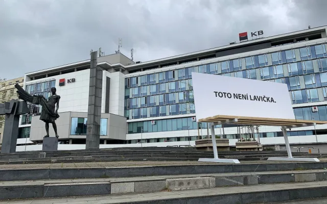 Obří lavička způsobila poprask, má upozornit na množství vizuálního smogu v Plzni