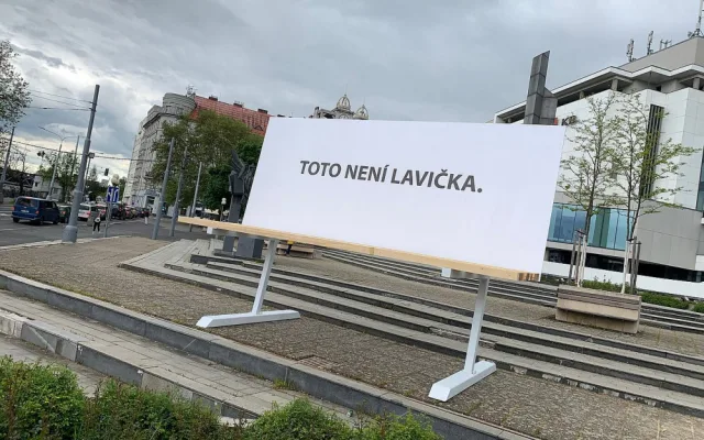 Obří lavička způsobila poprask, má upozornit na množství vizuálního smogu v Plzni