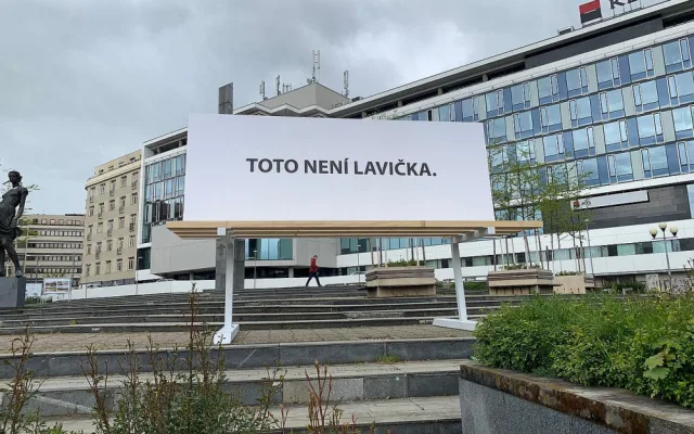 Obří lavička způsobila poprask, má upozornit na množství vizuálního smogu v Plzni