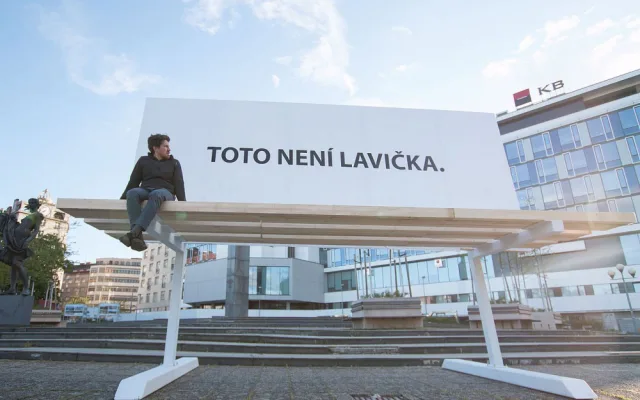 Obří lavička způsobila poprask, má upozornit na množství vizuálního smogu v Plzni