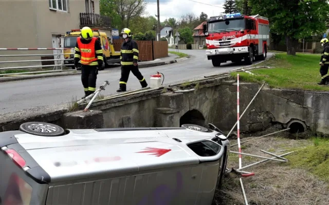 Dodávka prorazila zábradlí a zřítila se z mostu do potoka