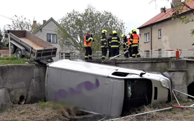 Dodávka prorazila zábradlí a zřítila se z mostu do potoka