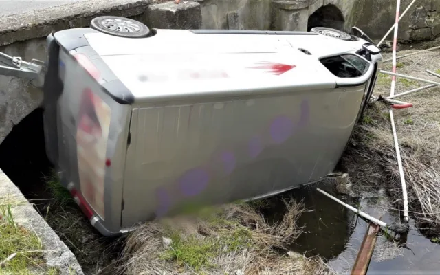 Dodávka prorazila zábradlí a zřítila se z mostu do potoka