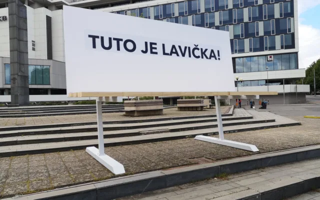 Neznámý pachatel v noci na pátek přelepil původní nápis na lavičce