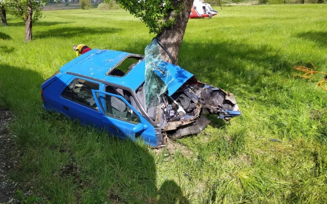 Řidič vyletěl na rovném úseku ze silnice a narazil do stromu, utrpěl těžké zranění