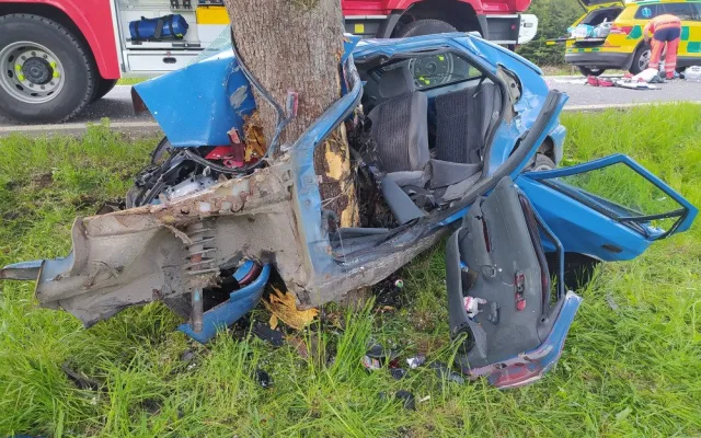 Řidič vyletěl na rovném úseku ze silnice a narazil do stromu, utrpěl těžké zranění