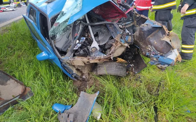 Řidič vyletěl na rovném úseku ze silnice a narazil do stromu, utrpěl těžké zranění