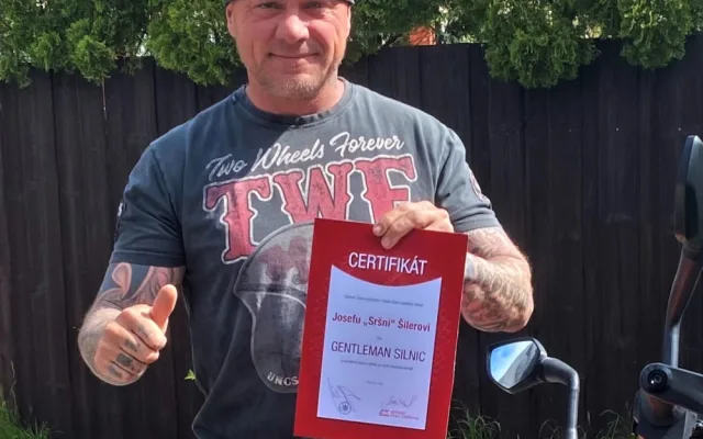 Kaskadér Pepa Sršeň získal titul Gentleman silnic, zachránil dva lidi z havarované sanitky
