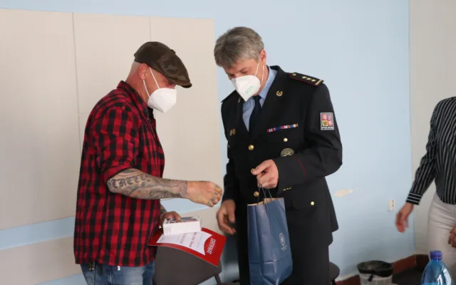 Kaskadér Pepa Sršeň získal titul Gentleman silnic, zachránil dva lidi z havarované sanitky