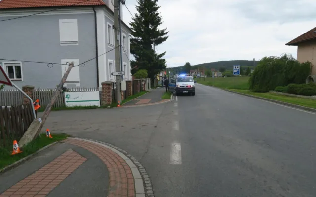 Řidič neodhadl výšku výšku převáženého nákladu a nechal za sebou spoušť