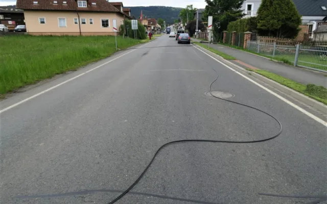 Řidič neodhadl výšku výšku převáženého nákladu a nechal za sebou spoušť