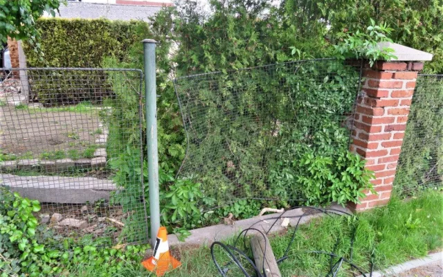 Řidič neodhadl výšku výšku převáženého nákladu a nechal za sebou spoušť