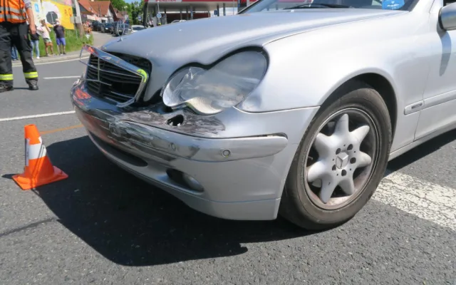 Německého motorkáře smetla u hranic řidička mercedesu přijíždějící na hlavní silnici