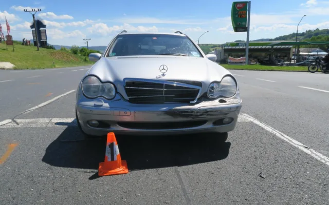 Německého motorkáře smetla u hranic řidička mercedesu přijíždějící na hlavní silnici