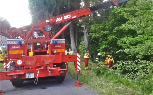 Multikára se zřítila ze svahu, pod vozidlem zůstal zaklíněný těžce zraněný řidič