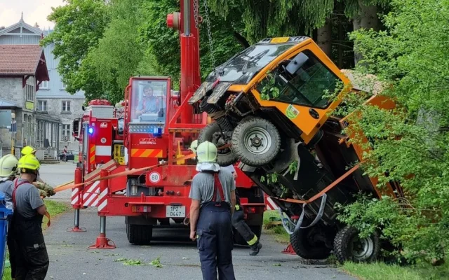 Multikára se zřítila ze svahu, pod vozidlem zůstal zaklíněný těžce zraněný řidič