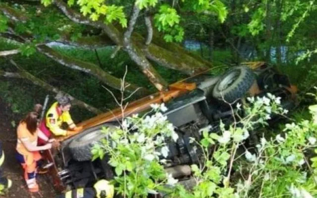 Multikára se zřítila ze svahu, pod vozidlem zůstal zaklíněný těžce zraněný řidič
