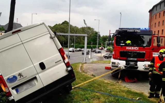 Řidič v centru Plzně doručoval zásilku, dodávka mu mezitím ujela z kopce