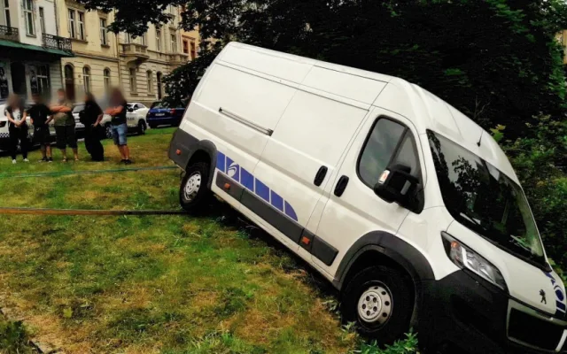 Řidič v centru Plzně doručoval zásilku, dodávka mu mezitím ujela z kopce
